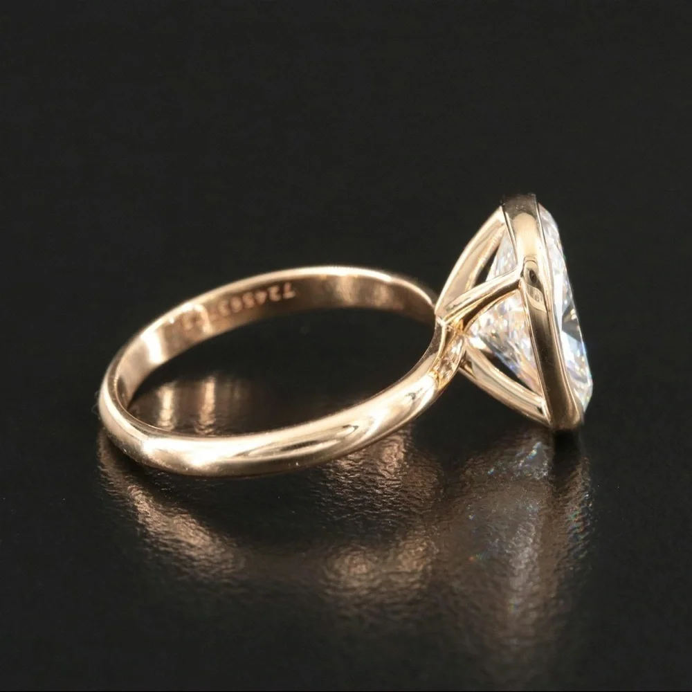 Elegant 18K Gold Ring with stunning solitaire 4.20 ct Diamond (Size 6.25)